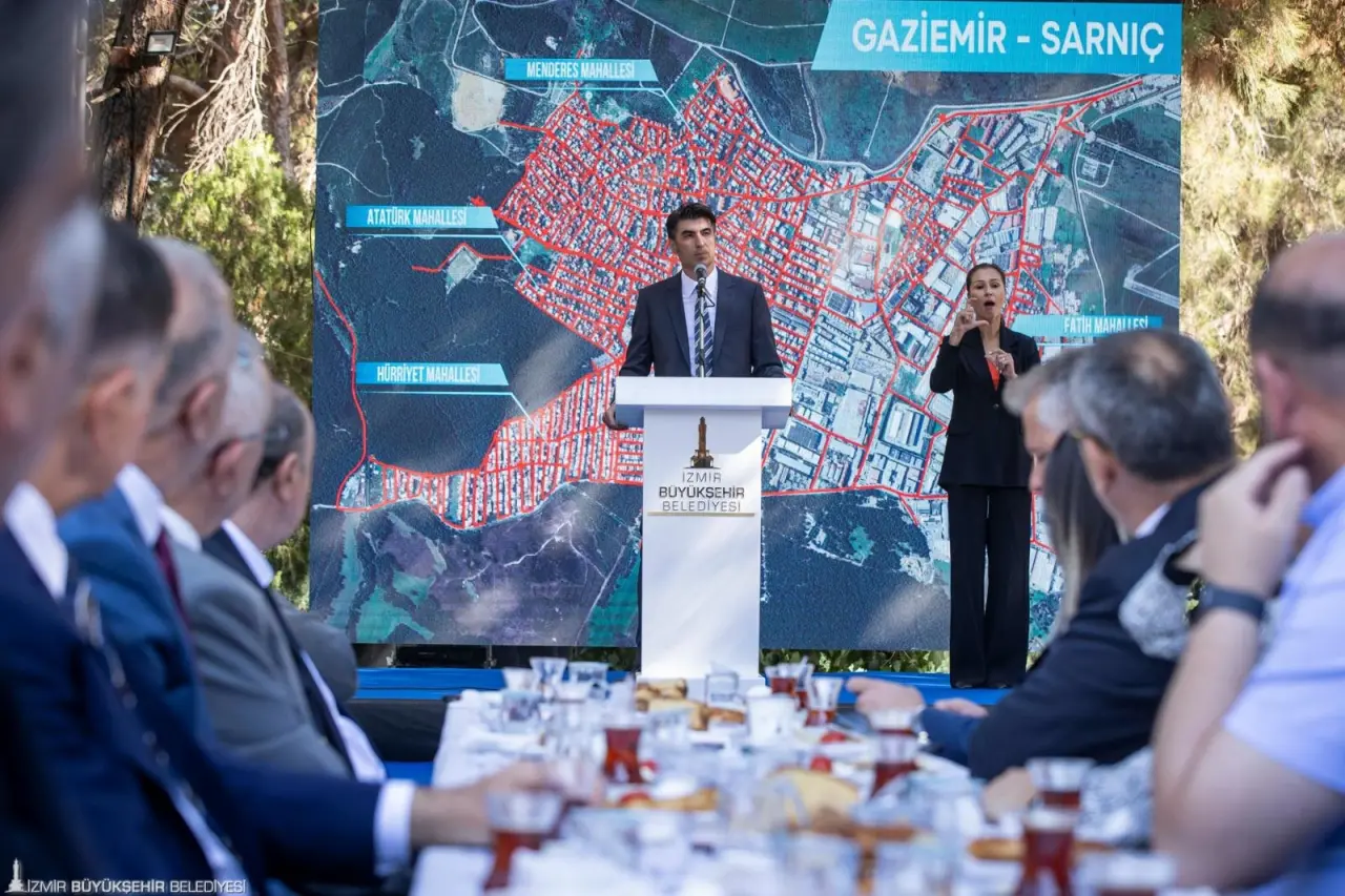 İzmir Büyükşehir Belediye Başkanı Dr. Cemil Tugay, İZSU Genel Müdürlüğü tarafından Gaziemir’in Sarnıç Mahallesi’nde hayata geçirilecek 205 milyon liralık içme suyu şebeke ve iletim hattı projesinin temelini attı. Dev altyapı atağı ile ömrünü tamamladığı için sık sık arızalanan Sarnıç’ın içme suyu şebekesi yenilenerek su kayıp kaçak oranı da büyük oranda azalacak. Sarnıç Piknik Alanı’nda düzenlenen törende konuşan Başkan Tugay, “Birlik beraberlik içinde İzmir’in sorunlarını çözmek için kararlıyız” dedi.