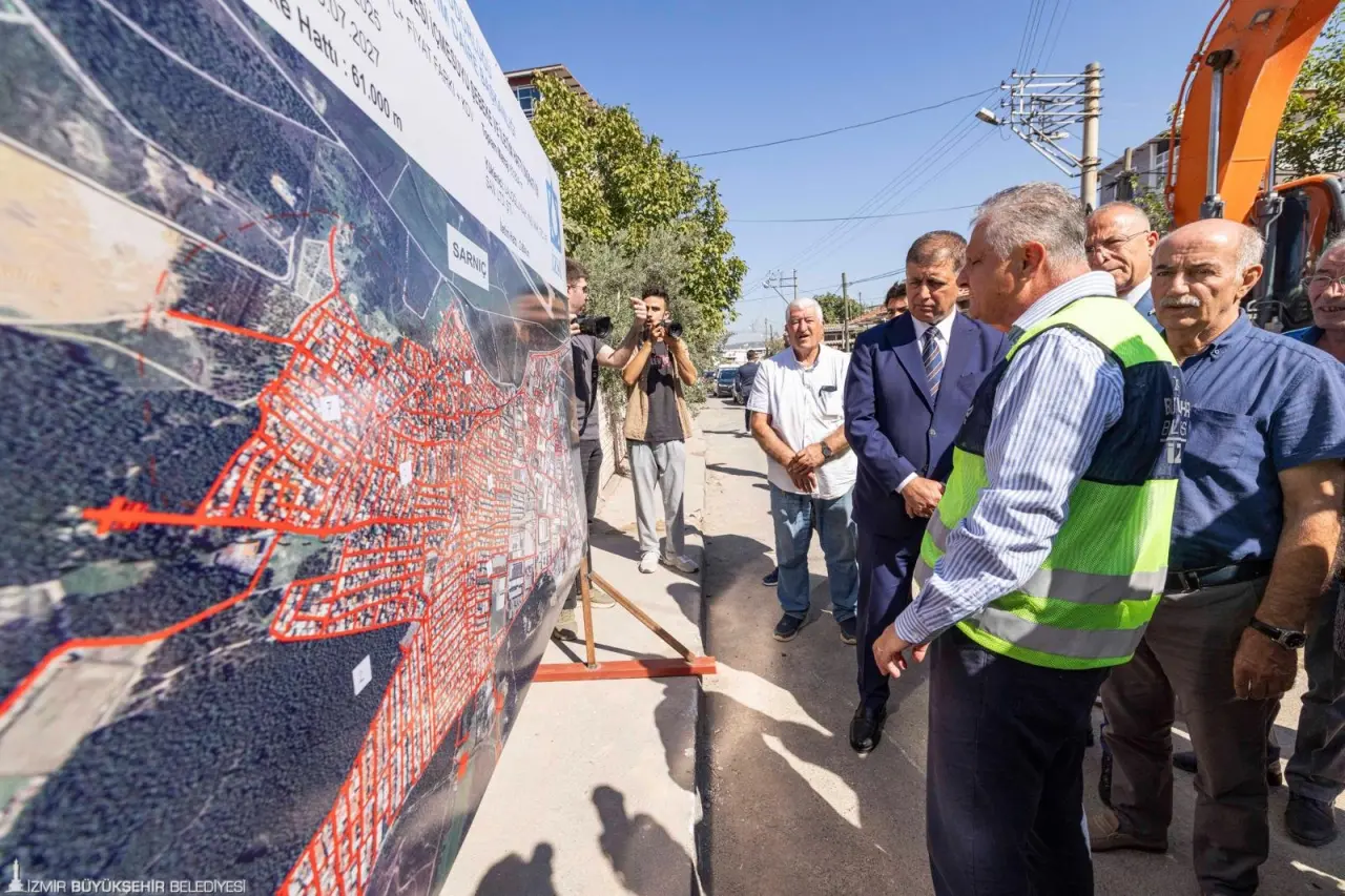 İzmir Büyükşehir Belediye Başkanı Dr. Cemil Tugay, İZSU Genel Müdürlüğü tarafından Gaziemir’in Sarnıç Mahallesi’nde hayata geçirilecek 205 milyon liralık içme suyu şebeke ve iletim hattı projesinin temelini attı. Dev altyapı atağı ile ömrünü tamamladığı için sık sık arızalanan Sarnıç’ın içme suyu şebekesi yenilenerek su kayıp kaçak oranı da büyük oranda azalacak. Sarnıç Piknik Alanı’nda düzenlenen törende konuşan Başkan Tugay, “Birlik beraberlik içinde İzmir’in sorunlarını çözmek için kararlıyız” dedi.