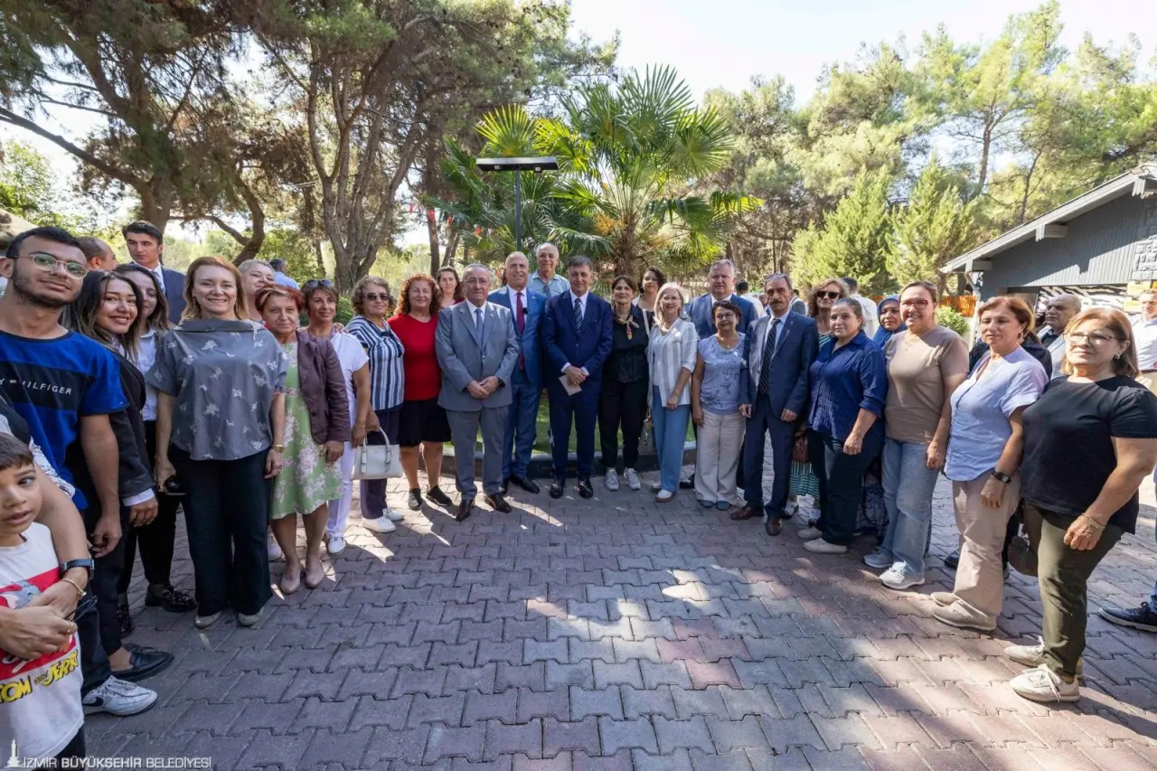 İzmir Büyükşehir Belediye Başkanı Dr. Cemil Tugay, İZSU Genel Müdürlüğü tarafından Gaziemir’in Sarnıç Mahallesi’nde hayata geçirilecek 205 milyon liralık içme suyu şebeke ve iletim hattı projesinin temelini attı. Dev altyapı atağı ile ömrünü tamamladığı için sık sık arızalanan Sarnıç’ın içme suyu şebekesi yenilenerek su kayıp kaçak oranı da büyük oranda azalacak. Sarnıç Piknik Alanı’nda düzenlenen törende konuşan Başkan Tugay, “Birlik beraberlik içinde İzmir’in sorunlarını çözmek için kararlıyız” dedi.