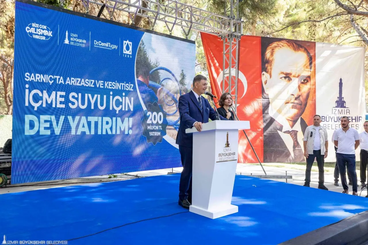 İzmir Büyükşehir Belediye Başkanı Dr. Cemil Tugay, İZSU Genel Müdürlüğü tarafından Gaziemir’in Sarnıç Mahallesi’nde hayata geçirilecek 205 milyon liralık içme suyu şebeke ve iletim hattı projesinin temelini attı. Dev altyapı atağı ile ömrünü tamamladığı için sık sık arızalanan Sarnıç’ın içme suyu şebekesi yenilenerek su kayıp kaçak oranı da büyük oranda azalacak. Sarnıç Piknik Alanı’nda düzenlenen törende konuşan Başkan Tugay, “Birlik beraberlik içinde İzmir’in sorunlarını çözmek için kararlıyız” dedi.