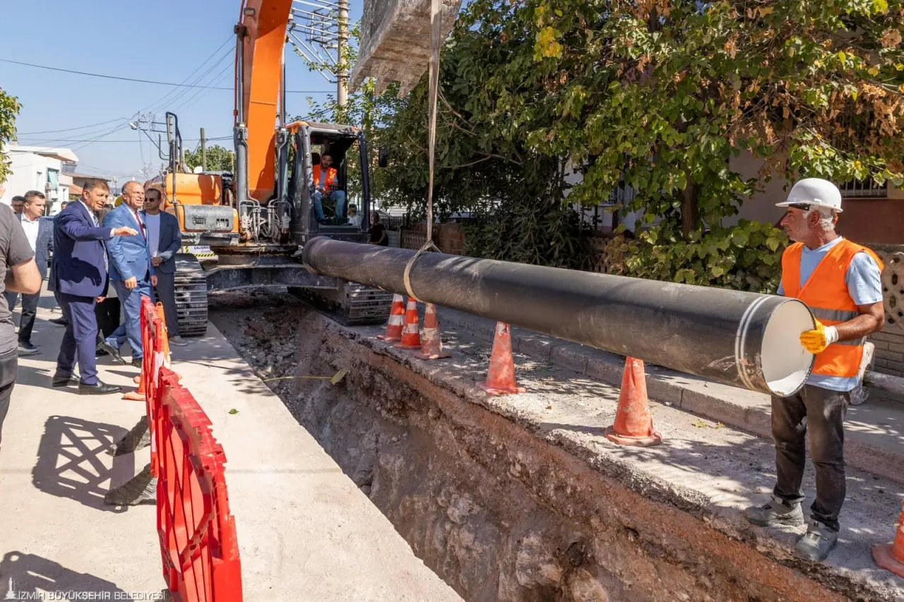 İzmir Büyükşehir Belediye Başkanı Dr. Cemil Tugay, İZSU Genel Müdürlüğü tarafından Gaziemir’in Sarnıç Mahallesi’nde hayata geçirilecek 205 milyon liralık içme suyu şebeke ve iletim hattı projesinin temelini attı. Dev altyapı atağı ile ömrünü tamamladığı için sık sık arızalanan Sarnıç’ın içme suyu şebekesi yenilenerek su kayıp kaçak oranı da büyük oranda azalacak. Sarnıç Piknik Alanı’nda düzenlenen törende konuşan Başkan Tugay, “Birlik beraberlik içinde İzmir’in sorunlarını çözmek için kararlıyız” dedi.