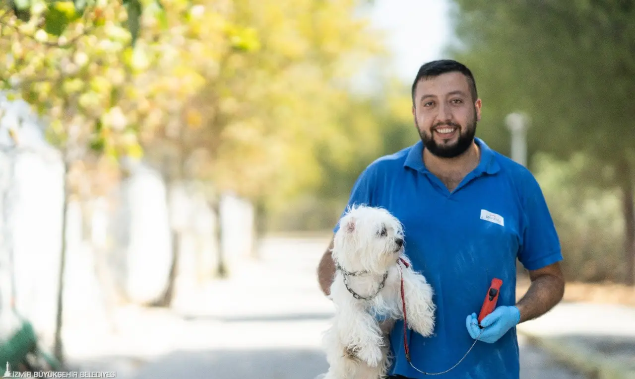 Bayraklı İlçe Tarım Müdürlüğü ekiplerinin doğal ihtiyaçları karşılanmadan ve uygunsuz koşullarda bir evde tutulduğu gerekçesiyle el koyduğu teriyer ve Fransız bulldoğu cinsi 20 köpeğe İzmir Büyükşehir Belediyesi sahip çıktı. Bornova Işıkkent Köpek Bakımevi’nde tedavileri yapılan köpeklerin sahiplendirilmesi hedefleniyor.