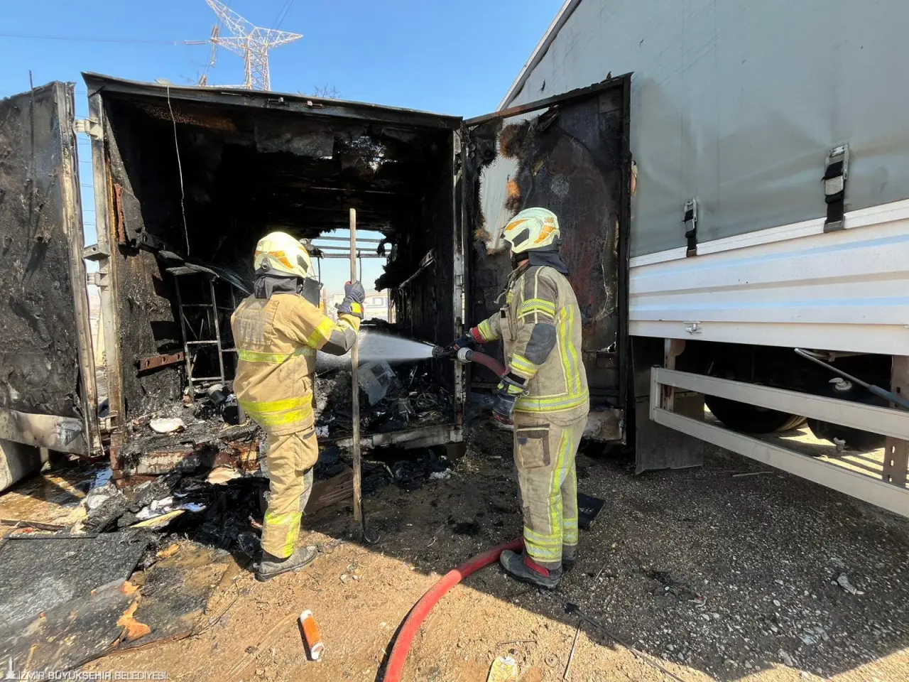 İzmir Büyükşehir Belediyesi İtfaiye ekipleri, İzmir’in Bornova ilçesinde bulunan bir kamyon garajındaki konteynerde çıkan yangına müdahale etti. Yangın, ekiplerin yoğun ve koordineli çalışması sonucunda yaklaşık 20 dakika içerisinde kontrol altına alındı.