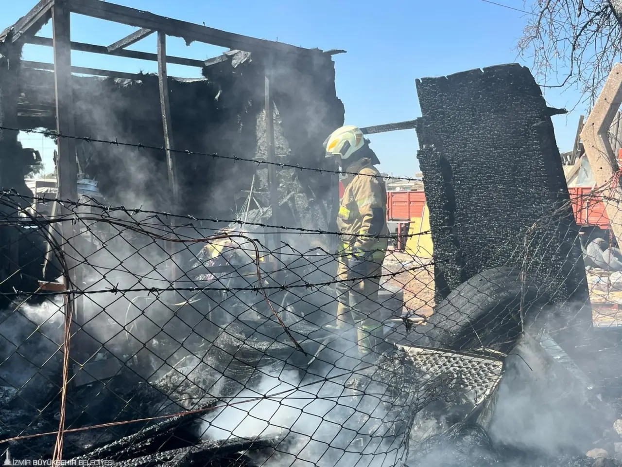 İzmir Büyükşehir Belediyesi İtfaiye ekipleri, İzmir’in Bornova ilçesinde bulunan bir kamyon garajındaki konteynerde çıkan yangına müdahale etti. Yangın, ekiplerin yoğun ve koordineli çalışması sonucunda yaklaşık 20 dakika içerisinde kontrol altına alındı.