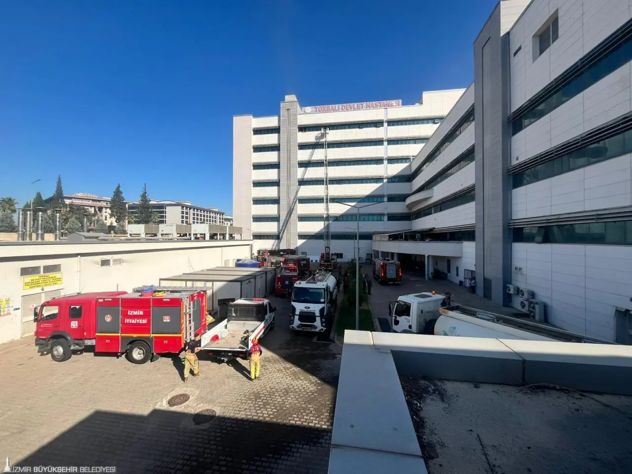 İzmir’in Torbalı ilçesinde bulunan devlet hastanesinde sabah saatlerinde yangın çıktı. İzmir Büyükşehir Belediyesi İtfaiye ekipleri, hastanede bulunan vatandaşları tedbir amaçlı tahliye ederken, yangını yaklaşık 20 dakika içerisinde kontrol altına aldı.
