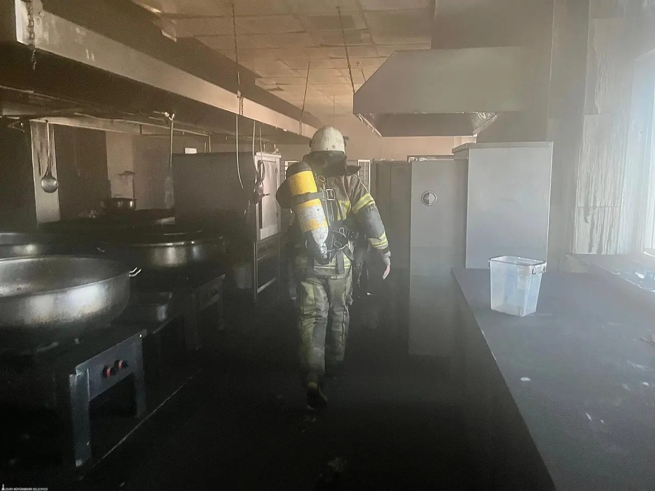 İzmir’in Torbalı ilçesinde bulunan devlet hastanesinde sabah saatlerinde yangın çıktı. İzmir Büyükşehir Belediyesi İtfaiye ekipleri, hastanede bulunan vatandaşları tedbir amaçlı tahliye ederken, yangını yaklaşık 20 dakika içerisinde kontrol altına aldı.