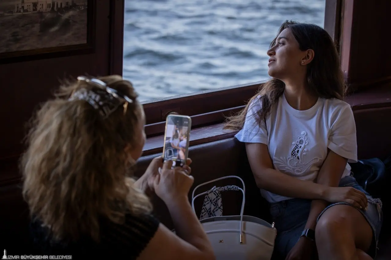 İzmir Büyükşehir Belediyesi’nin şehrin simgelerinden tarihi Bergama Vapuru ile düzenlediği Körfez Turları 14 Eylül Pazar günü başlıyor.  Profesyonel rehberler eşliğinde kentin 8 bin 500 yıllık tarihine yolculuğa çıkmak ve Körfez’i yakından görmek isteyenler bilet.izdeniz.com.tr adresi üzerinden online bilet alabilir.