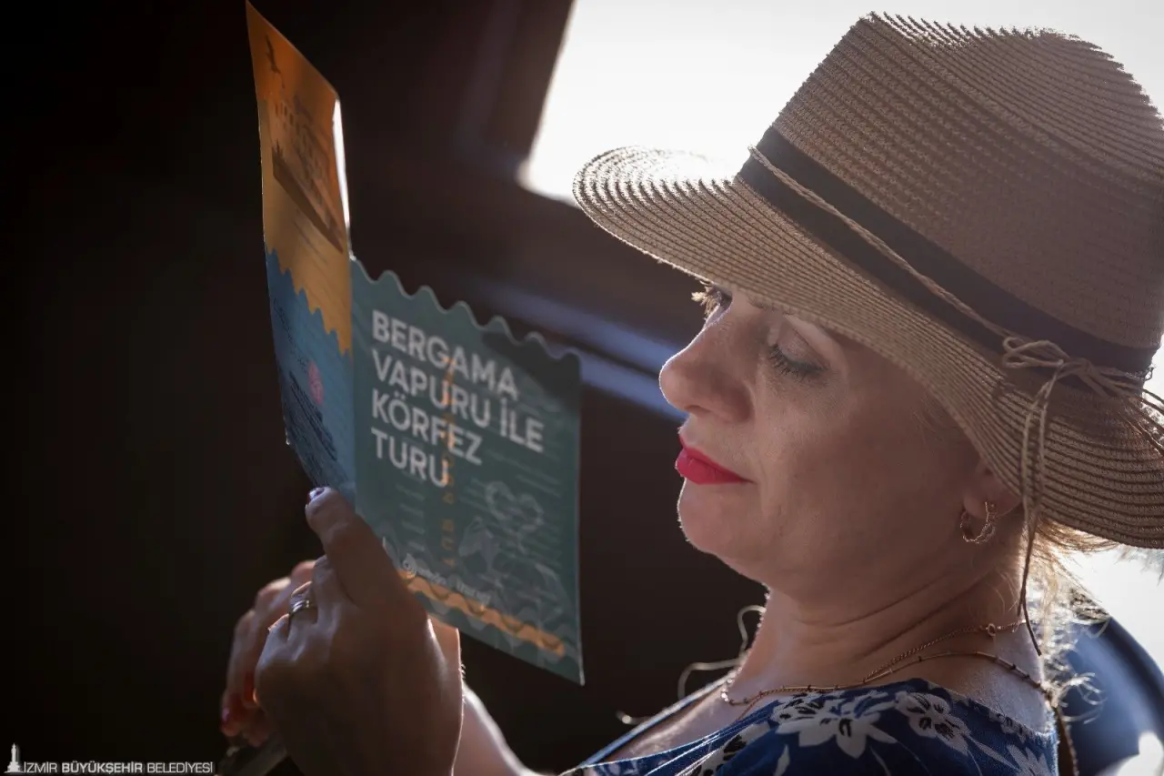 İzmir Büyükşehir Belediyesi’nin şehrin simgelerinden tarihi Bergama Vapuru ile düzenlediği Körfez Turları 14 Eylül Pazar günü başlıyor.  Profesyonel rehberler eşliğinde kentin 8 bin 500 yıllık tarihine yolculuğa çıkmak ve Körfez’i yakından görmek isteyenler bilet.izdeniz.com.tr adresi üzerinden online bilet alabilir.