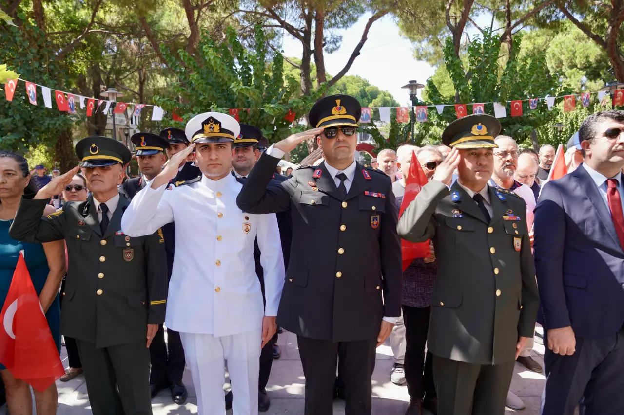 Seferihisar’ın düşman işgalinden kurtuluşunun 103. yıl dönümü, Cumhuriyet Meydanı’nda düzenlenen törenle kutlandı. 