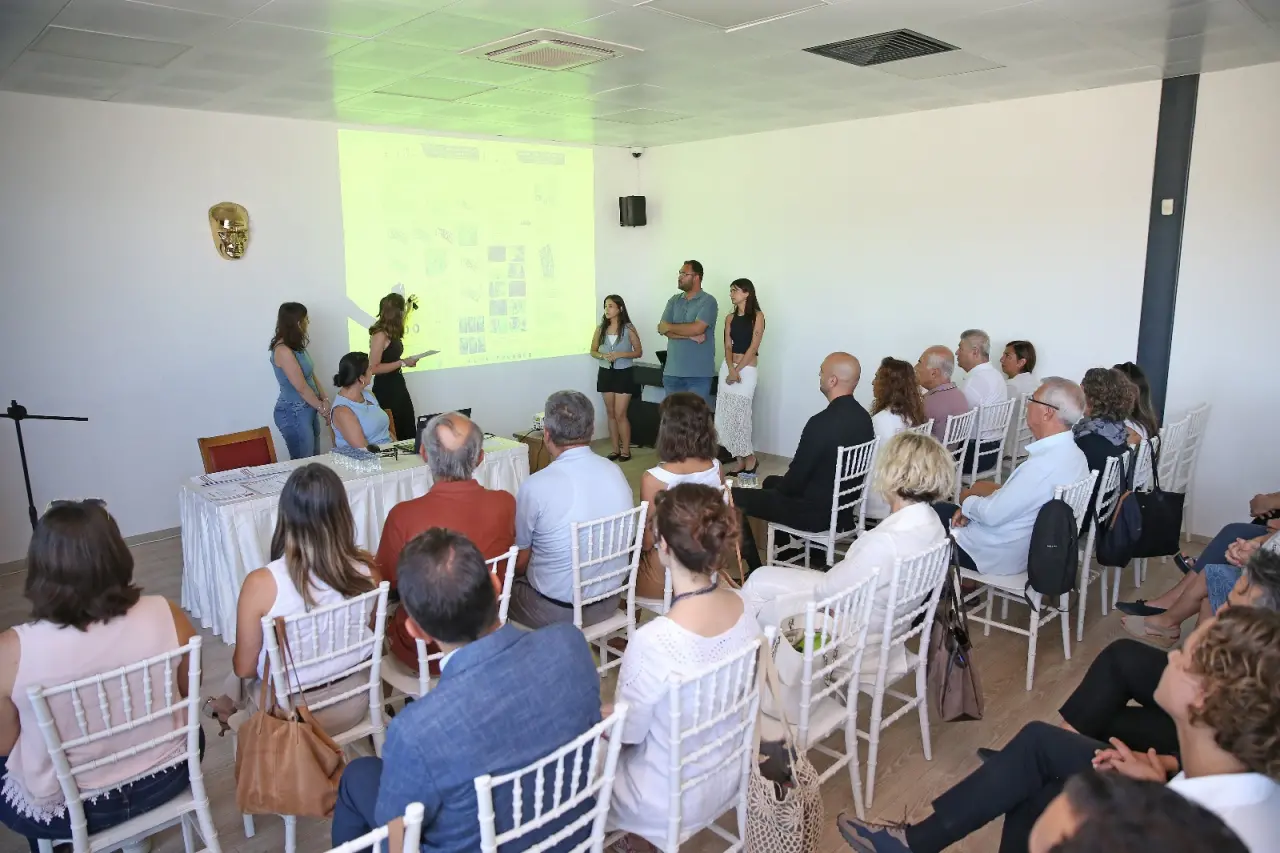 Karşıyaka Belediyesi tarafından düzenlenen “4. Öğrenci Yaz Okulu”, üç haftalık maratonun ardından törenle sona erdi. “Kentsel Boşluklardan Yaşayan Mekanlara” temalı eğitim programıyla mesleki becerilerini geliştiren öğrenciler, ilçedeki kamusal alanlar için de yaratıcı tasarımlar ortaya koydu. Başkan Yıldız Ünsal “Yaz Okulumuz, yalnızca bir eğitim programı değil; aynı zamanda kentimizin kamusal alanlarına dair ortak hayallerimizin filizlendiği bir platform oldu. Katılan ve katkı sunan herkese teşekkür ediyorum” dedi.