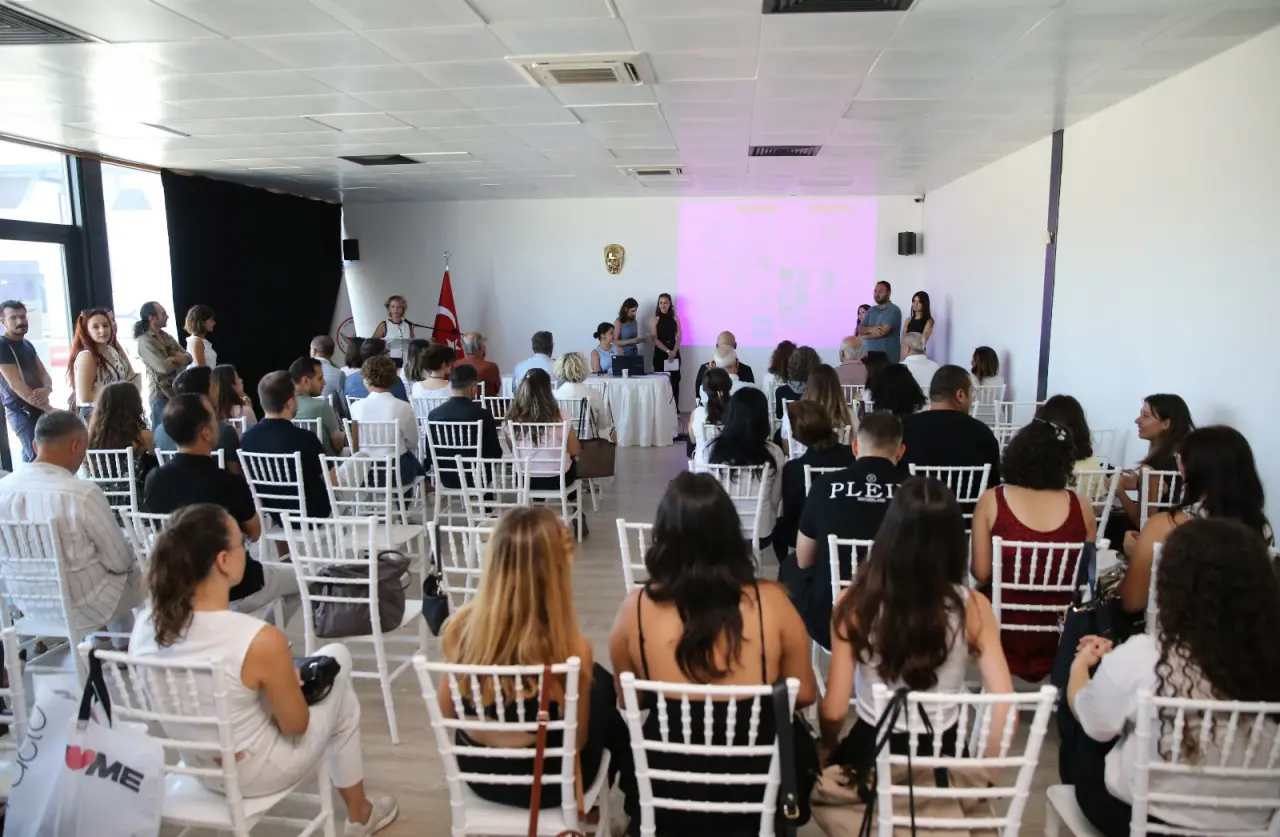 Karşıyaka Belediyesi tarafından düzenlenen “4. Öğrenci Yaz Okulu”, üç haftalık maratonun ardından törenle sona erdi. “Kentsel Boşluklardan Yaşayan Mekanlara” temalı eğitim programıyla mesleki becerilerini geliştiren öğrenciler, ilçedeki kamusal alanlar için de yaratıcı tasarımlar ortaya koydu. Başkan Yıldız Ünsal “Yaz Okulumuz, yalnızca bir eğitim programı değil; aynı zamanda kentimizin kamusal alanlarına dair ortak hayallerimizin filizlendiği bir platform oldu. Katılan ve katkı sunan herkese teşekkür ediyorum” dedi.