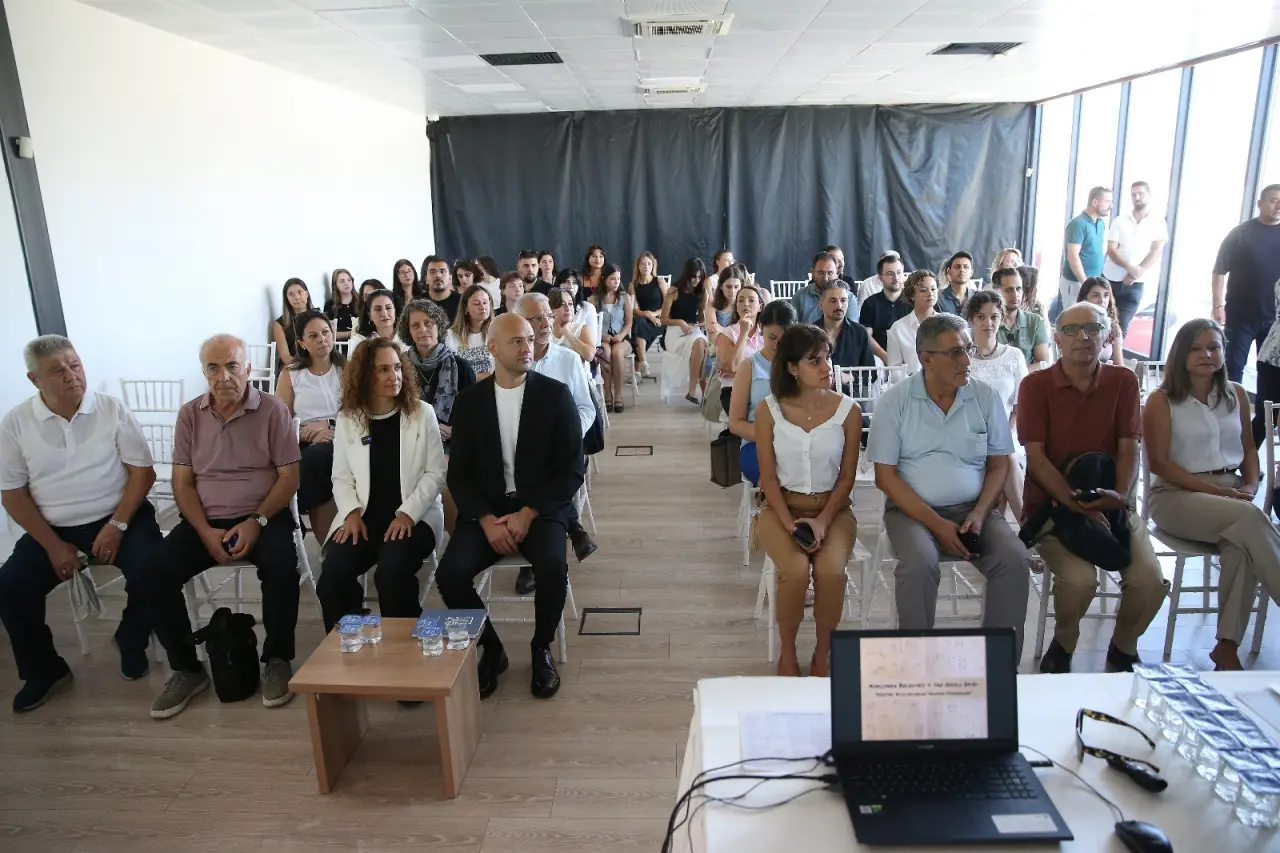 Karşıyaka Belediyesi tarafından düzenlenen “4. Öğrenci Yaz Okulu”, üç haftalık maratonun ardından törenle sona erdi. “Kentsel Boşluklardan Yaşayan Mekanlara” temalı eğitim programıyla mesleki becerilerini geliştiren öğrenciler, ilçedeki kamusal alanlar için de yaratıcı tasarımlar ortaya koydu. Başkan Yıldız Ünsal “Yaz Okulumuz, yalnızca bir eğitim programı değil; aynı zamanda kentimizin kamusal alanlarına dair ortak hayallerimizin filizlendiği bir platform oldu. Katılan ve katkı sunan herkese teşekkür ediyorum” dedi.
