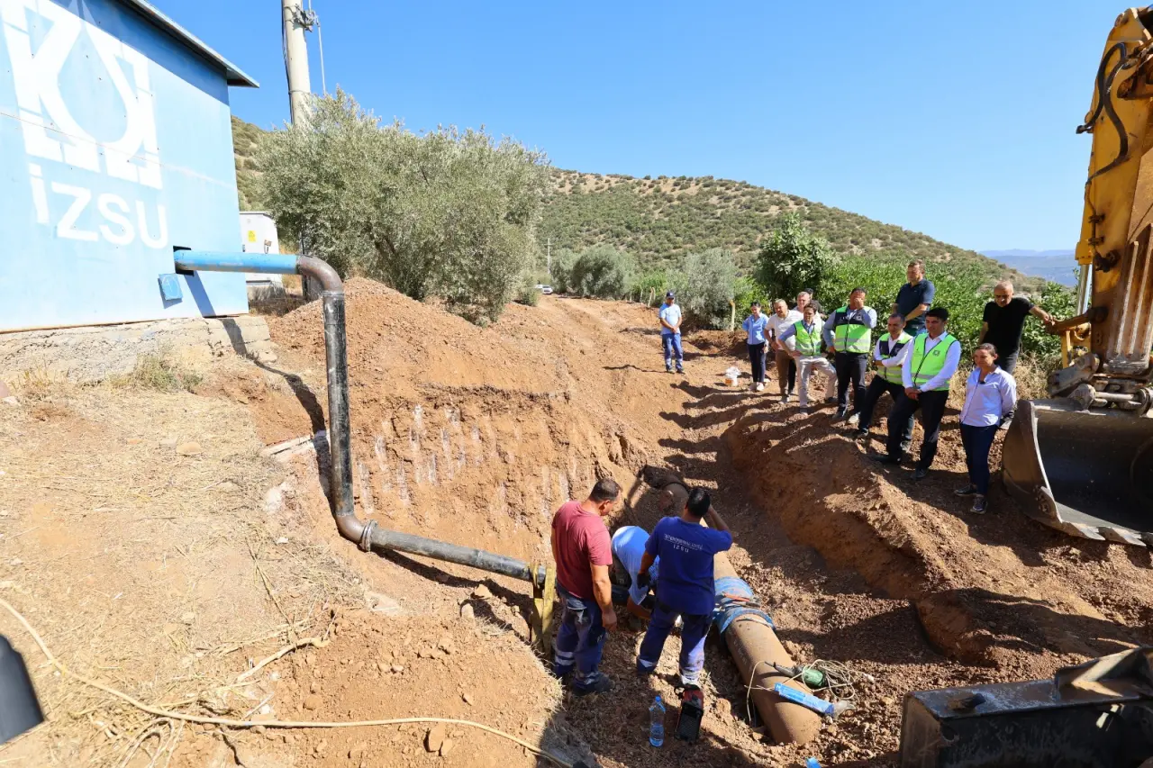 Efes Selçuk’un uzun yıllardır beklediği sağlıklı ve içilebilir musluk suyuna kavuşması için yürütülen Kuyumcu Mevkii içme suyu hattı çalışmalarında sona yaklaşıldı. 16 Nisan’da başlayan çalışmalar kapsamında artık son aşamaya gelindi.