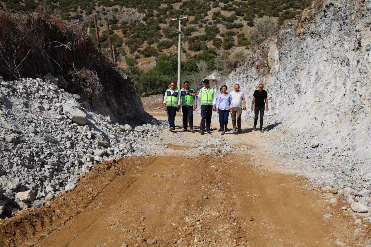 Efes Selçuk’un uzun yıllardır beklediği sağlıklı ve içilebilir musluk suyuna kavuşması için yürütülen Kuyumcu Mevkii içme suyu hattı çalışmalarında sona yaklaşıldı. 16 Nisan’da başlayan çalışmalar kapsamında artık son aşamaya gelindi.