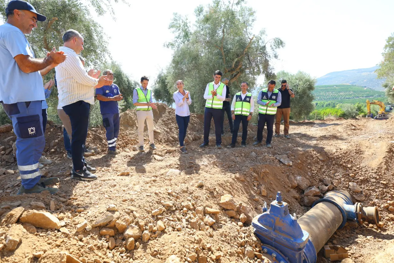 Efes Selçuk’un uzun yıllardır beklediği sağlıklı ve içilebilir musluk suyuna kavuşması için yürütülen Kuyumcu Mevkii içme suyu hattı çalışmalarında sona yaklaşıldı. 16 Nisan’da başlayan çalışmalar kapsamında artık son aşamaya gelindi.