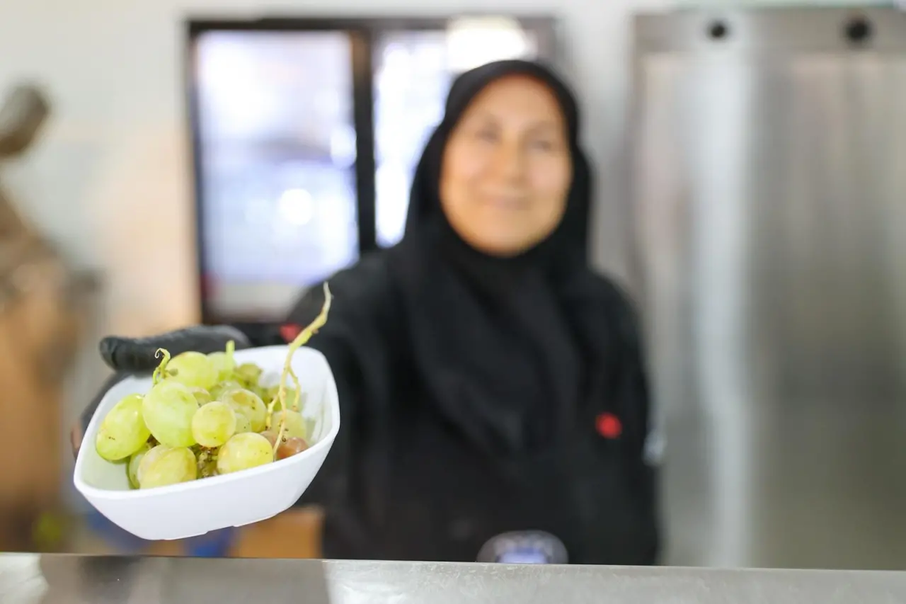 Buca Belediyesi, sosyal belediyecilik anlayışının güzel bir örneğine daha imza attı. Belediyeye ait Kaynaklar'daki üzüm bağında büyük emekle yetiştirilen üzümler, bağ bozumunun hemen ardından Buca’nın üç Kent Lokantası'nda vatandaşlara sunuldu. Buca Belediye Başkanı Mimar Görkem Duman, "Buca ismi üretim ve dayanışma ile anılacak" diye konuştu.