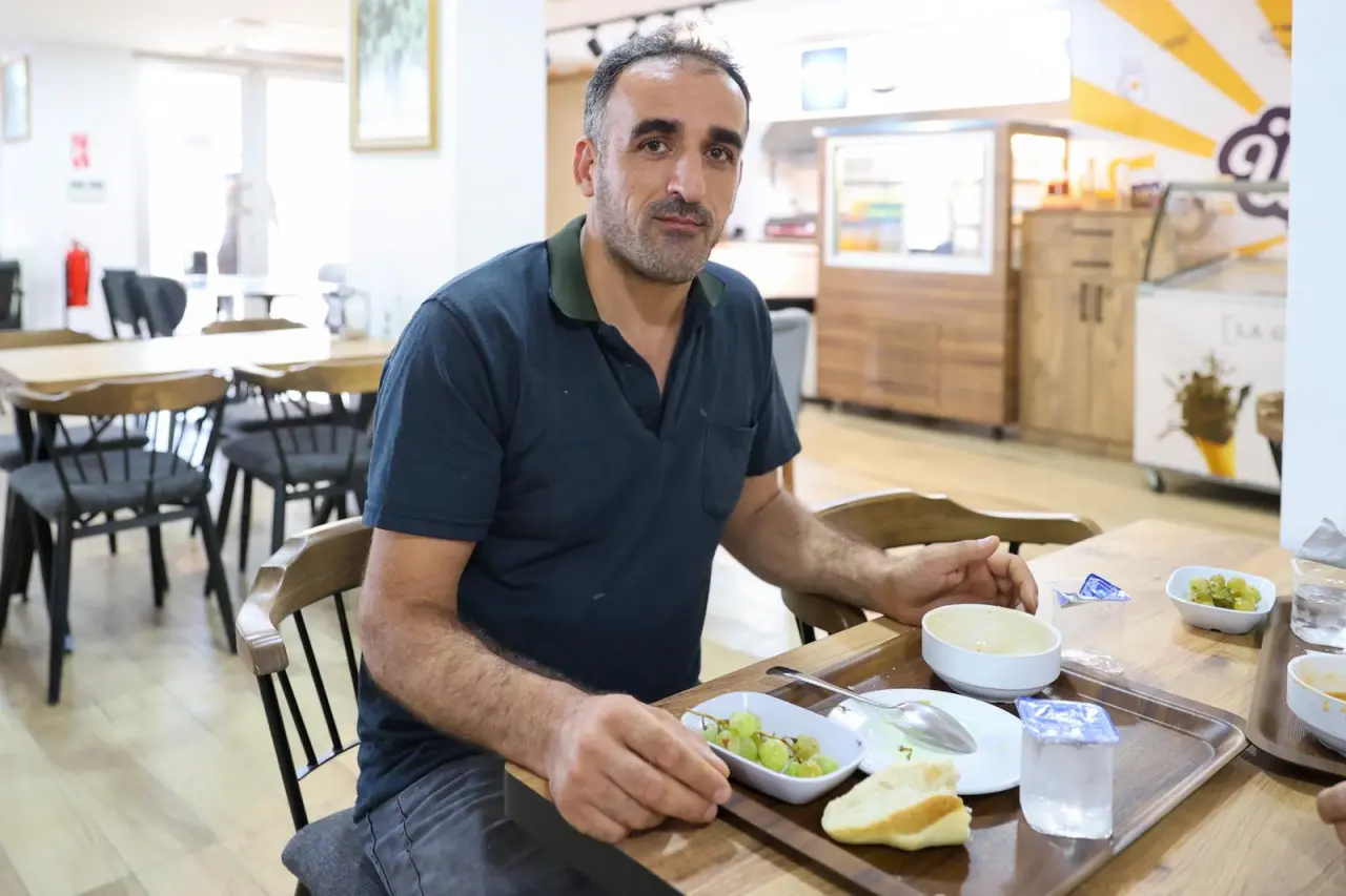 Buca Belediyesi, sosyal belediyecilik anlayışının güzel bir örneğine daha imza attı. Belediyeye ait Kaynaklar'daki üzüm bağında büyük emekle yetiştirilen üzümler, bağ bozumunun hemen ardından Buca’nın üç Kent Lokantası'nda vatandaşlara sunuldu. Buca Belediye Başkanı Mimar Görkem Duman, "Buca ismi üretim ve dayanışma ile anılacak" diye konuştu.
