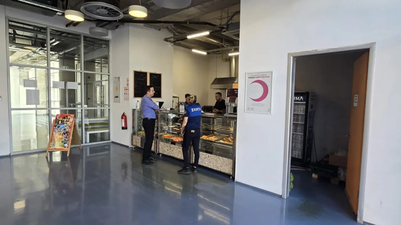 Çiğli Belediyesi, yeni eğitim öğretim döneminin başlamasıyla birlikte ilçedeki okulların kantinlerine yönelik denetimlerde bulunuyor. Çiğli Belediye Başkanı Onur Emrah Yıldız, “Okul kantinlerinin hijyen ve kalite standartlarına uygunluğunu sağlamak amacıyla zabıta ekiplerimiz denetimlerini düzenli olarak sürdürecek” dedi.