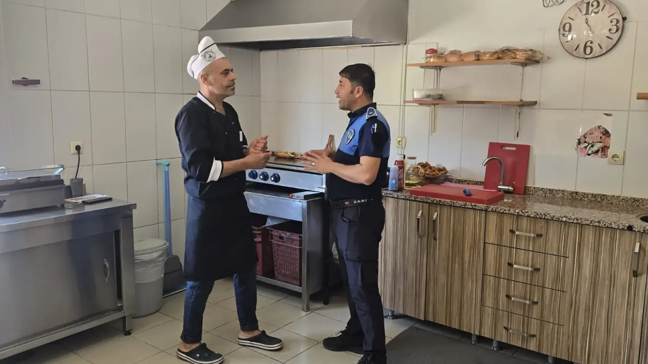 Çiğli Belediyesi, yeni eğitim öğretim döneminin başlamasıyla birlikte ilçedeki okulların kantinlerine yönelik denetimlerde bulunuyor. Çiğli Belediye Başkanı Onur Emrah Yıldız, “Okul kantinlerinin hijyen ve kalite standartlarına uygunluğunu sağlamak amacıyla zabıta ekiplerimiz denetimlerini düzenli olarak sürdürecek” dedi.