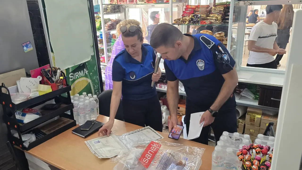 Çiğli Belediyesi, yeni eğitim öğretim döneminin başlamasıyla birlikte ilçedeki okulların kantinlerine yönelik denetimlerde bulunuyor. Çiğli Belediye Başkanı Onur Emrah Yıldız, “Okul kantinlerinin hijyen ve kalite standartlarına uygunluğunu sağlamak amacıyla zabıta ekiplerimiz denetimlerini düzenli olarak sürdürecek” dedi.
