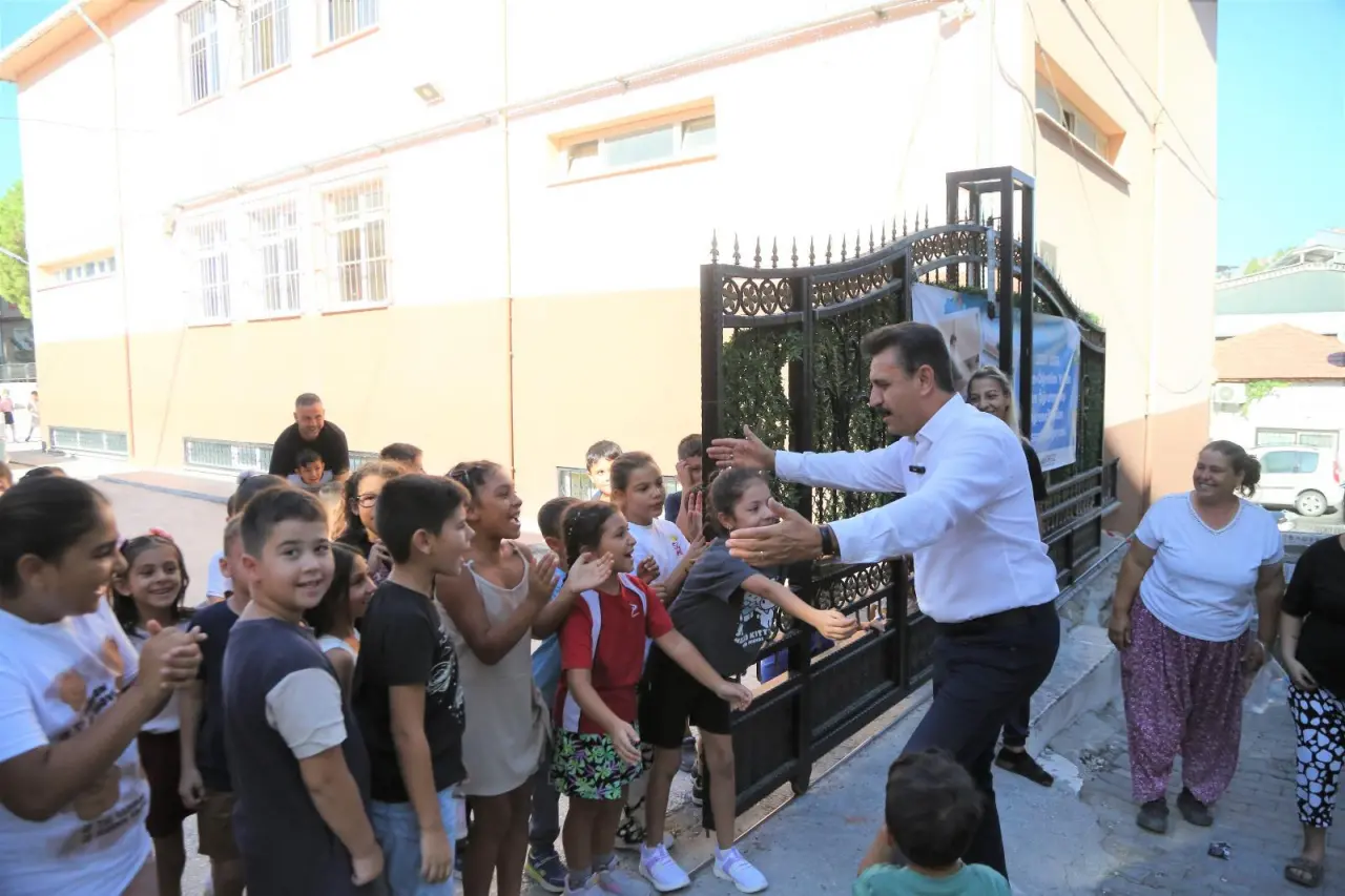 Eğitimde fırsat eşitliğini sağlamak adına sosyal belediyecilik uygulamalarını sürdüren Dikili Belediyesi, 2025-2026 eğitim öğretim yılının başlamasıyla birlikte ilçedeki tüm ilkokullarda birinci sınıf öğrencilerine kırtasiye malzemelerinin yer aldığı eğitim seti desteğinde bulundu.