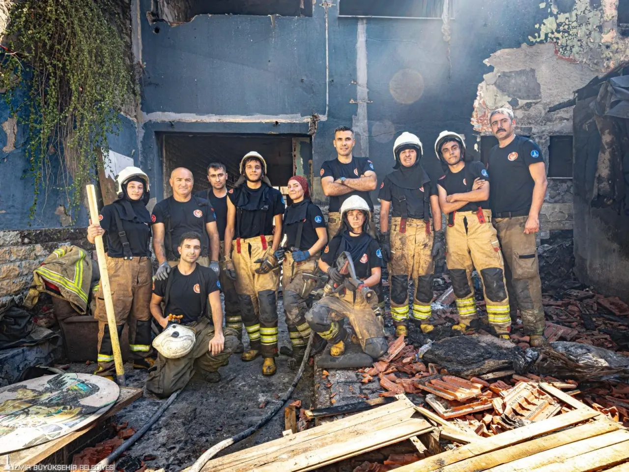 İzmir Büyükşehir Belediyesi İtfaiye Daire Başkanlığı, bu yıl kent genelinde çıkan yangınların yanı sıra yaz aylarında sarsıcı etkiler bırakan orman yangınlarıyla da mücadele etti. 8 ayda 11 bin 564 yangına müdahale edilirken, 28 bin hektarlık alan yandı, 10 milyar 485 bin TL’lik zarar oluştu. Sıcak gün sayısında ciddi artışların yaşandığı İzmir’de, itfaiye yeni ateş savaşçıları alımları ile güçlendirilirken, 40 yeni itfaiye aracının filoya katılması için çalışmalar başladı. 