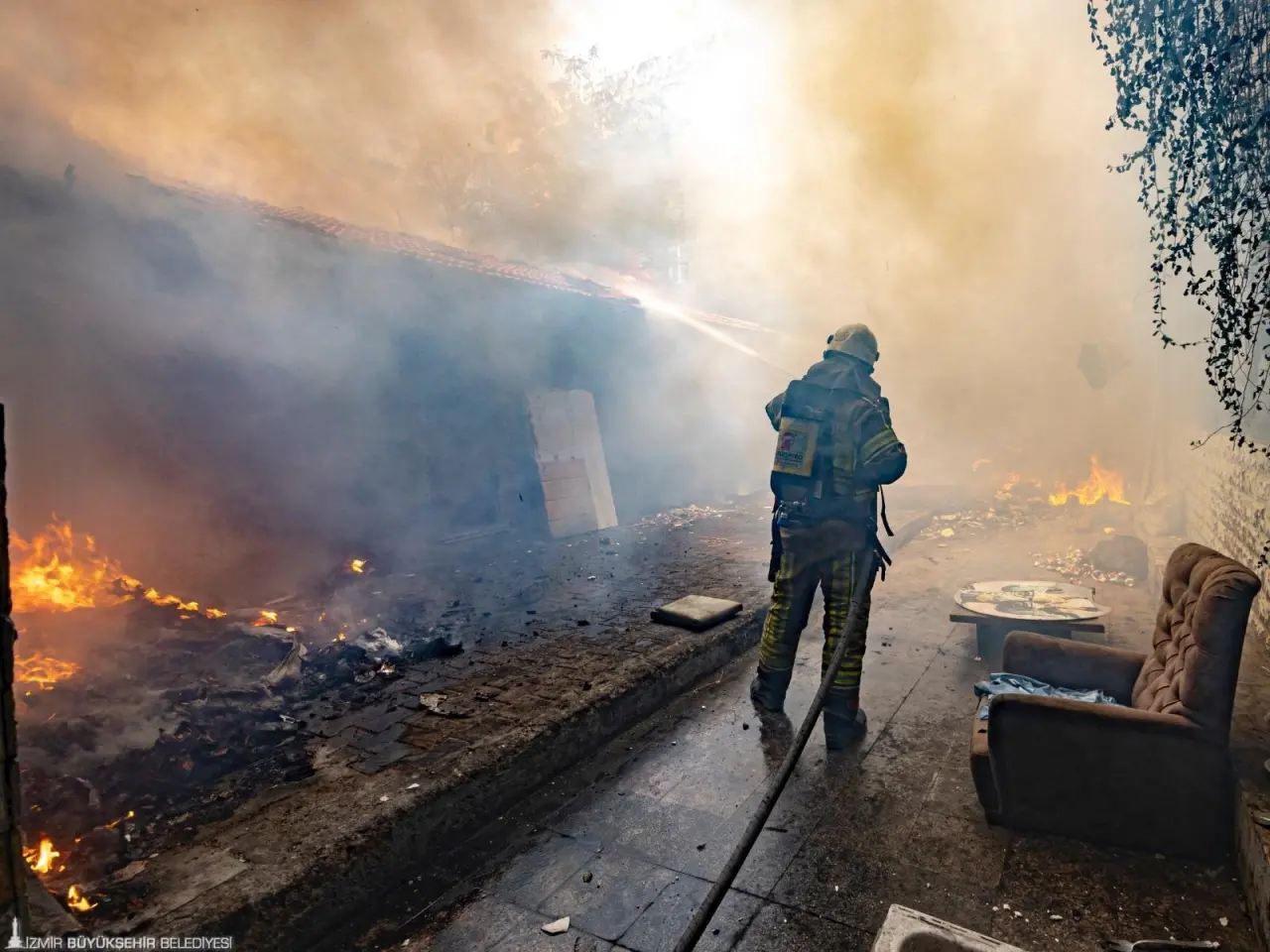 İzmir Büyükşehir Belediyesi İtfaiye Daire Başkanlığı, bu yıl kent genelinde çıkan yangınların yanı sıra yaz aylarında sarsıcı etkiler bırakan orman yangınlarıyla da mücadele etti. 8 ayda 11 bin 564 yangına müdahale edilirken, 28 bin hektarlık alan yandı, 10 milyar 485 bin TL’lik zarar oluştu. Sıcak gün sayısında ciddi artışların yaşandığı İzmir’de, itfaiye yeni ateş savaşçıları alımları ile güçlendirilirken, 40 yeni itfaiye aracının filoya katılması için çalışmalar başladı. 