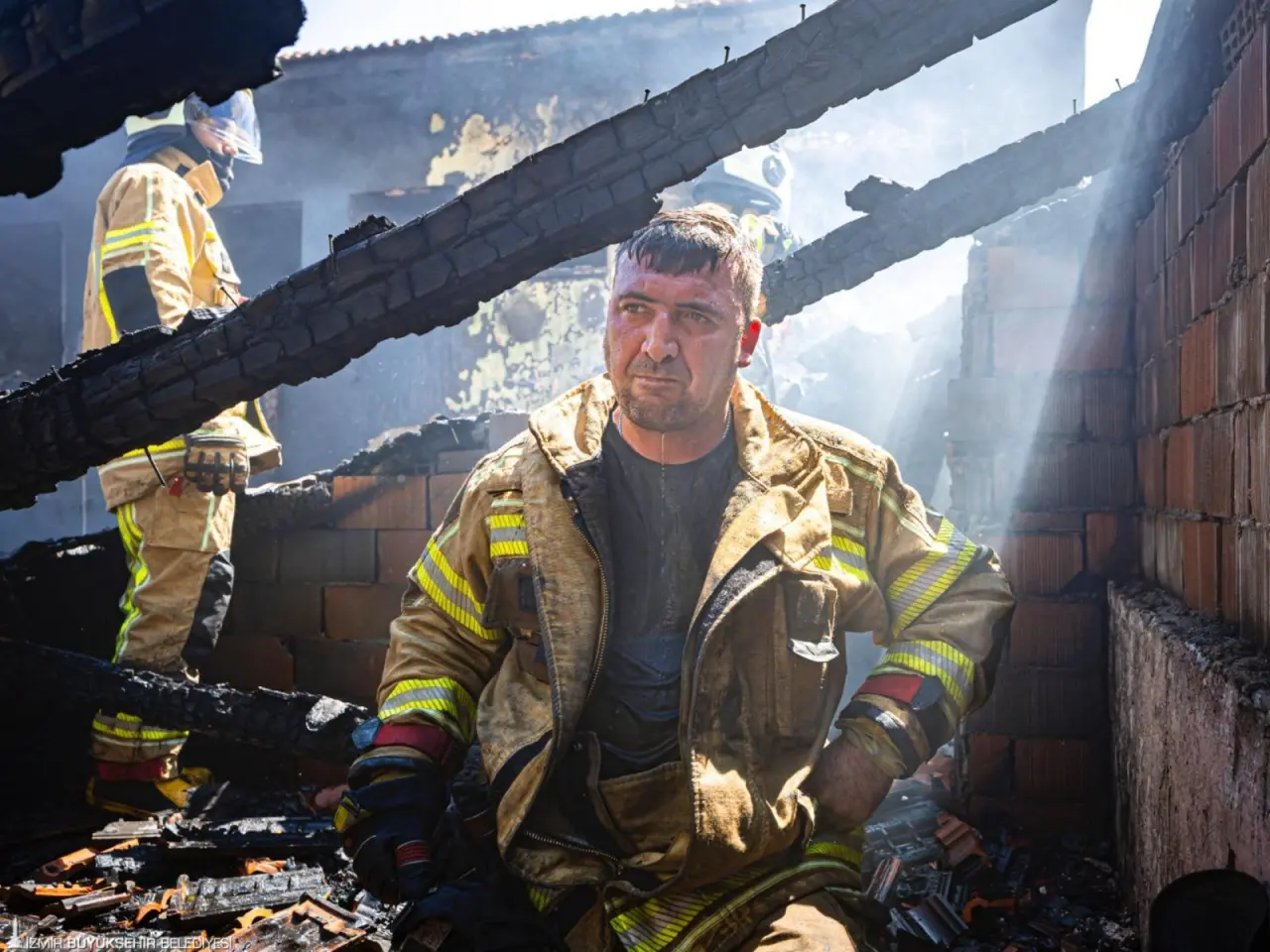 İzmir Büyükşehir Belediyesi İtfaiye Daire Başkanlığı, bu yıl kent genelinde çıkan yangınların yanı sıra yaz aylarında sarsıcı etkiler bırakan orman yangınlarıyla da mücadele etti. 8 ayda 11 bin 564 yangına müdahale edilirken, 28 bin hektarlık alan yandı, 10 milyar 485 bin TL’lik zarar oluştu. Sıcak gün sayısında ciddi artışların yaşandığı İzmir’de, itfaiye yeni ateş savaşçıları alımları ile güçlendirilirken, 40 yeni itfaiye aracının filoya katılması için çalışmalar başladı. 