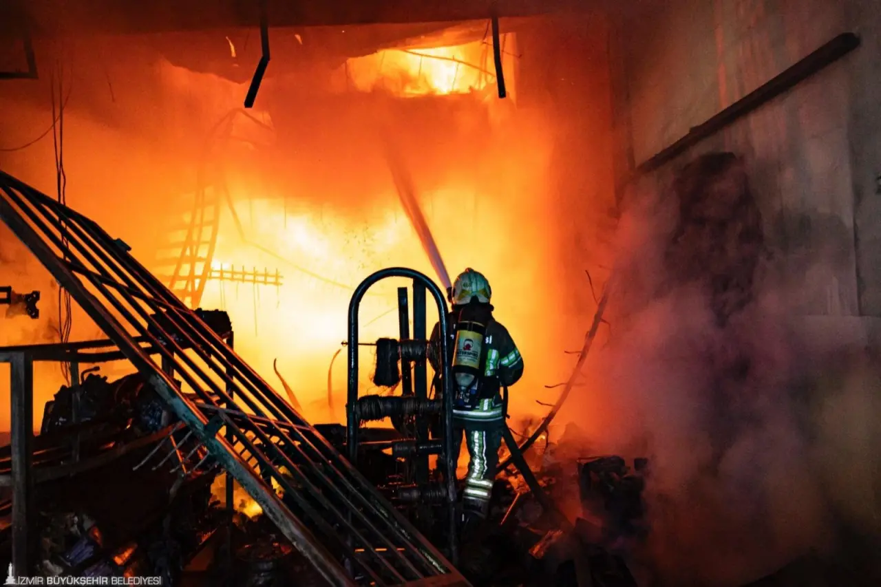 İzmir Büyükşehir Belediyesi İtfaiye Daire Başkanlığı, bu yıl kent genelinde çıkan yangınların yanı sıra yaz aylarında sarsıcı etkiler bırakan orman yangınlarıyla da mücadele etti. 8 ayda 11 bin 564 yangına müdahale edilirken, 28 bin hektarlık alan yandı, 10 milyar 485 bin TL’lik zarar oluştu. Sıcak gün sayısında ciddi artışların yaşandığı İzmir’de, itfaiye yeni ateş savaşçıları alımları ile güçlendirilirken, 40 yeni itfaiye aracının filoya katılması için çalışmalar başladı. 