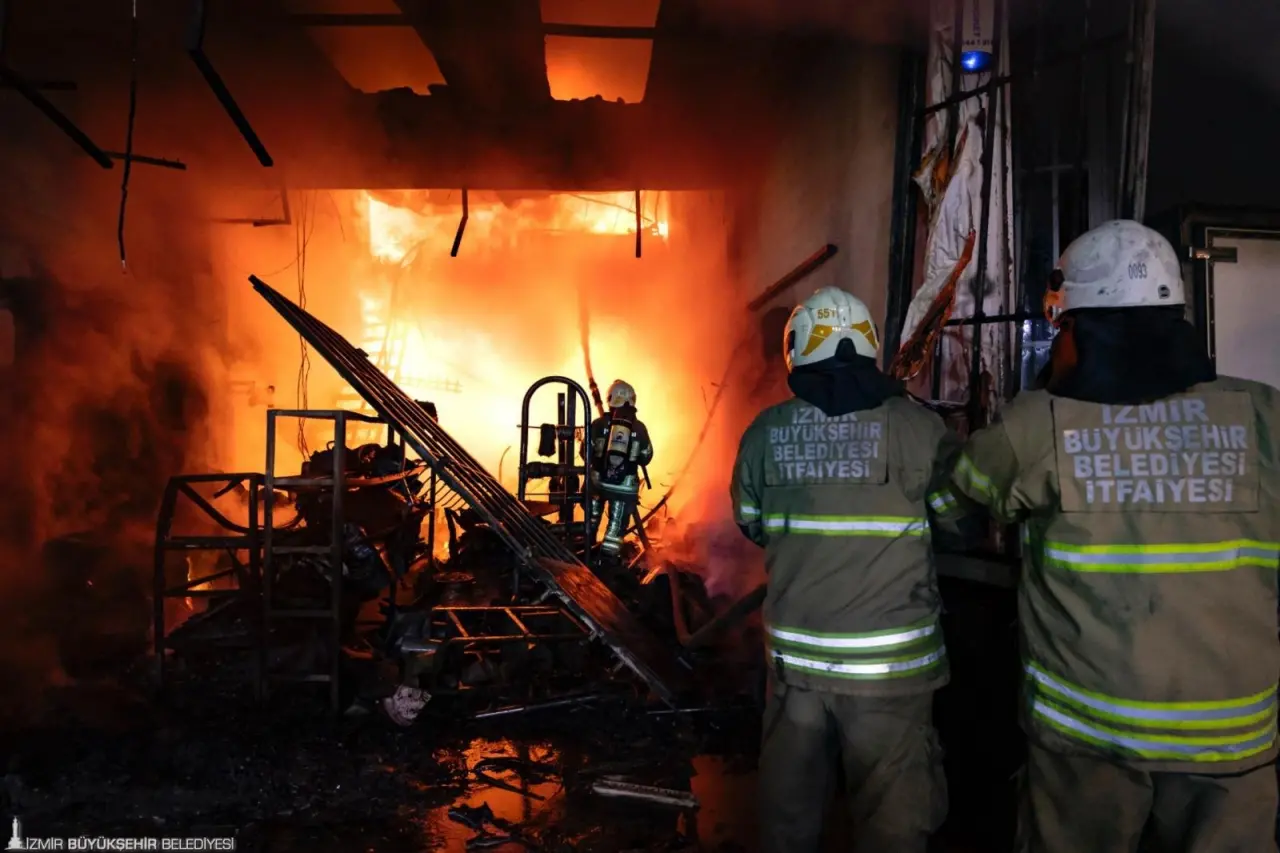 İzmir Büyükşehir Belediyesi İtfaiye Daire Başkanlığı, bu yıl kent genelinde çıkan yangınların yanı sıra yaz aylarında sarsıcı etkiler bırakan orman yangınlarıyla da mücadele etti. 8 ayda 11 bin 564 yangına müdahale edilirken, 28 bin hektarlık alan yandı, 10 milyar 485 bin TL’lik zarar oluştu. Sıcak gün sayısında ciddi artışların yaşandığı İzmir’de, itfaiye yeni ateş savaşçıları alımları ile güçlendirilirken, 40 yeni itfaiye aracının filoya katılması için çalışmalar başladı. 