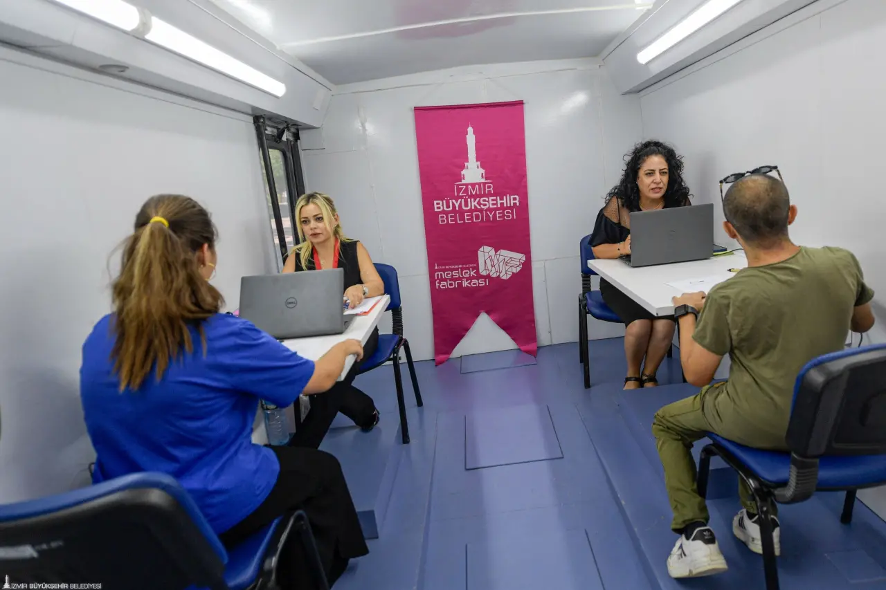 İzmir’de yaşayan engelli yurttaşlar, İzmir Büyükşehir Belediyesi Destekli İstihdam Ofisi’nin iş koçları eşliğinde Buca Hasanağa Bahçesi’ndeki Meslek Fabrikası Mobil İstihdam Aracı’na gelerek iş başvurusunda bulundu. Hem iş koçları hem de Meslek Fabrikası İstihdamı Geliştirme ve Destekleme Birimi görevlileriyle ikili görüşmeler yapan adaylar, çeşitli sektörlerde istihdam edilmeyi bekliyor.