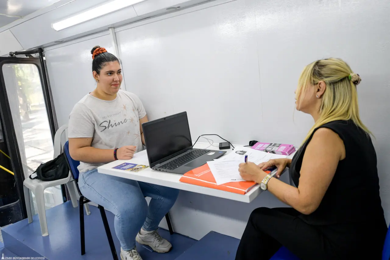 İzmir’de yaşayan engelli yurttaşlar, İzmir Büyükşehir Belediyesi Destekli İstihdam Ofisi’nin iş koçları eşliğinde Buca Hasanağa Bahçesi’ndeki Meslek Fabrikası Mobil İstihdam Aracı’na gelerek iş başvurusunda bulundu. Hem iş koçları hem de Meslek Fabrikası İstihdamı Geliştirme ve Destekleme Birimi görevlileriyle ikili görüşmeler yapan adaylar, çeşitli sektörlerde istihdam edilmeyi bekliyor.