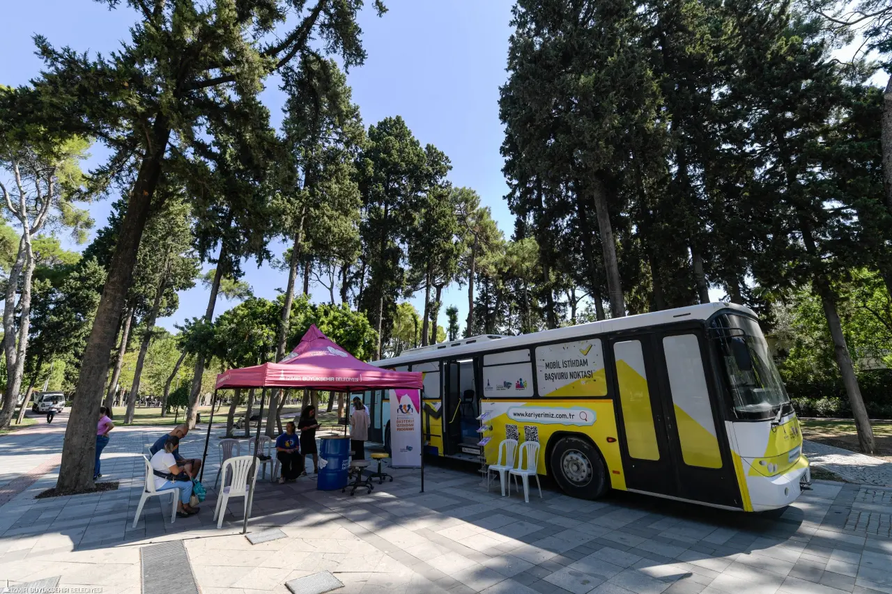 İzmir’de yaşayan engelli yurttaşlar, İzmir Büyükşehir Belediyesi Destekli İstihdam Ofisi’nin iş koçları eşliğinde Buca Hasanağa Bahçesi’ndeki Meslek Fabrikası Mobil İstihdam Aracı’na gelerek iş başvurusunda bulundu. Hem iş koçları hem de Meslek Fabrikası İstihdamı Geliştirme ve Destekleme Birimi görevlileriyle ikili görüşmeler yapan adaylar, çeşitli sektörlerde istihdam edilmeyi bekliyor.