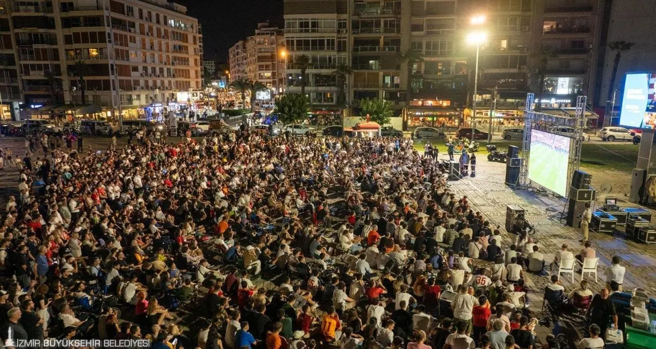 İzmir Büyükşehir Belediyesi, Türkiye ile Almanya arasında oynanacak Avrupa Basketbol Şampiyonası final karşılaşması için Konak ve Karşıyaka’da dev ekran kuracak.