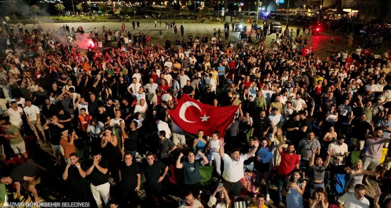 İzmir Büyükşehir Belediyesi, Türkiye ile Almanya arasında oynanacak Avrupa Basketbol Şampiyonası final karşılaşması için Konak ve Karşıyaka’da dev ekran kuracak.