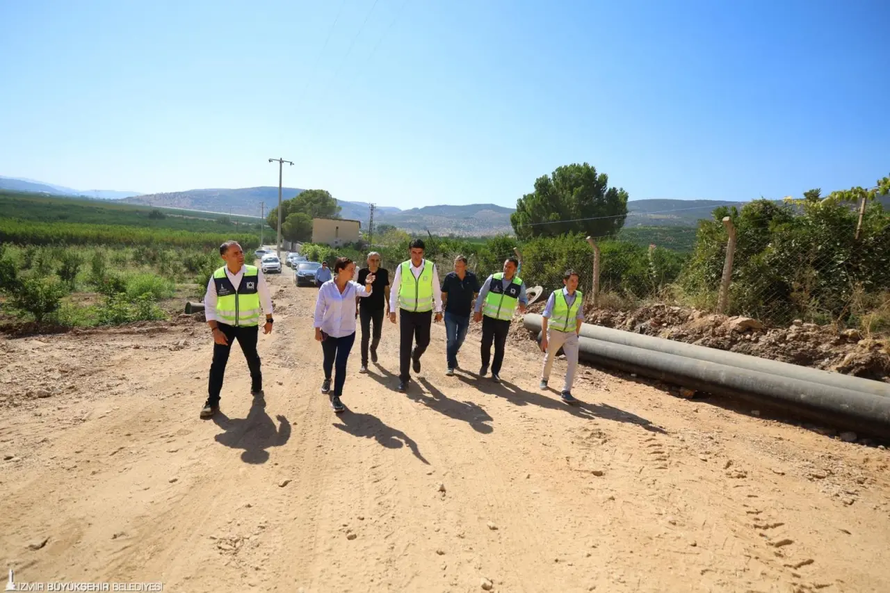 İzmir Büyükşehir Belediyesi İZSU Genel Müdürlüğü, Selçuk ilçesinde yürüttüğü içme suyu iletim hattı çalışmalarını tamamladı. Yeni iletim hattıyla önceki yıllarda açılan Kuyumcu Mevkii’ndeki su kuyuları devreye alınacak. Bu sayede ilçeye saniyede 60 litre daha fazla su verilecek. 