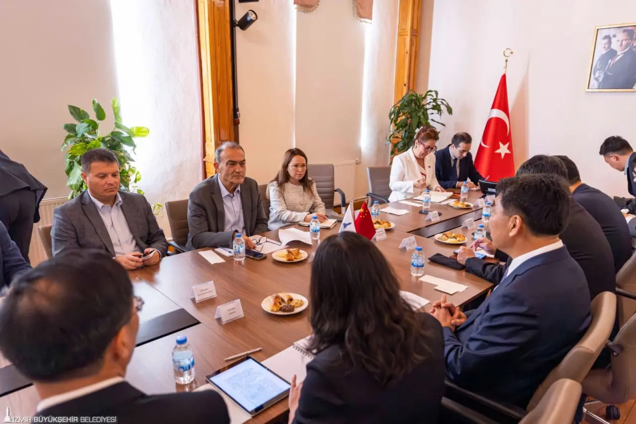 İzmir Büyükşehir Belediyesi Başkan Vekili Dr. Zafer Levent Yıldır, Çin’in Zhejiang Eyaleti Halk Hükümeti heyetini ağırladı. Ziyarette  İzmir ile Zhejiang arasında deniz ulaşımı, katı atık ve çevre alanlarında iş birlikleri gündeme geldi.
