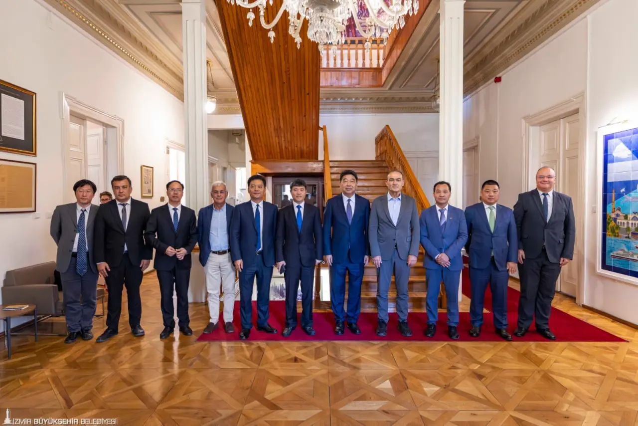İzmir Büyükşehir Belediyesi Başkan Vekili Dr. Zafer Levent Yıldır, Çin’in Zhejiang Eyaleti Halk Hükümeti heyetini ağırladı. Ziyarette  İzmir ile Zhejiang arasında deniz ulaşımı, katı atık ve çevre alanlarında iş birlikleri gündeme geldi.