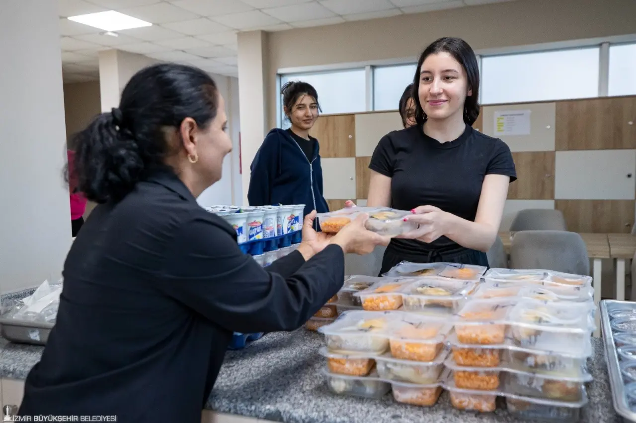 İzmir Büyükşehir Belediyesi’nin üniversite öğrencilerine hizmet veren sosyal tesisinde barınma ücretlerine bu yıl da zam yapılmadı. Üniversiteliler, İzmir Büyükşehir Belediye Başkanı Dr. Cemil Tugay’ın talimatıyla geçen yıl olduğu gibi bu yıl da sadece 2 bin TL karşılığında Örnekköy Sosyal Tesisleri’nde konaklayabilecek. Kayıt olmak isteyen kız öğrenciler, www.gencizmir.com üzerinden 19 Eylül tarihine kadar başvuru yapabilecek.