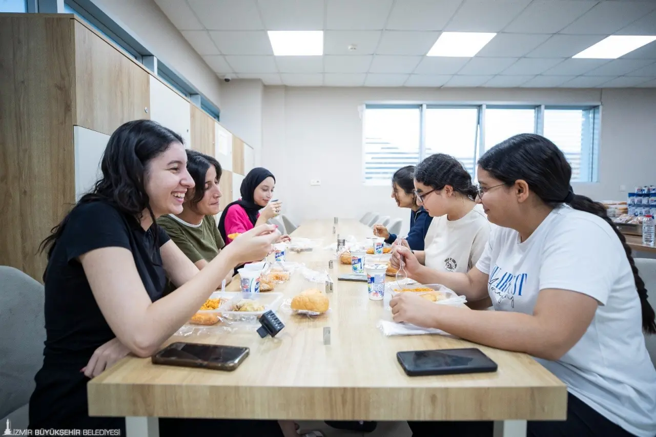 İzmir Büyükşehir Belediyesi’nin üniversite öğrencilerine hizmet veren sosyal tesisinde barınma ücretlerine bu yıl da zam yapılmadı. Üniversiteliler, İzmir Büyükşehir Belediye Başkanı Dr. Cemil Tugay’ın talimatıyla geçen yıl olduğu gibi bu yıl da sadece 2 bin TL karşılığında Örnekköy Sosyal Tesisleri’nde konaklayabilecek. Kayıt olmak isteyen kız öğrenciler, www.gencizmir.com üzerinden 19 Eylül tarihine kadar başvuru yapabilecek.