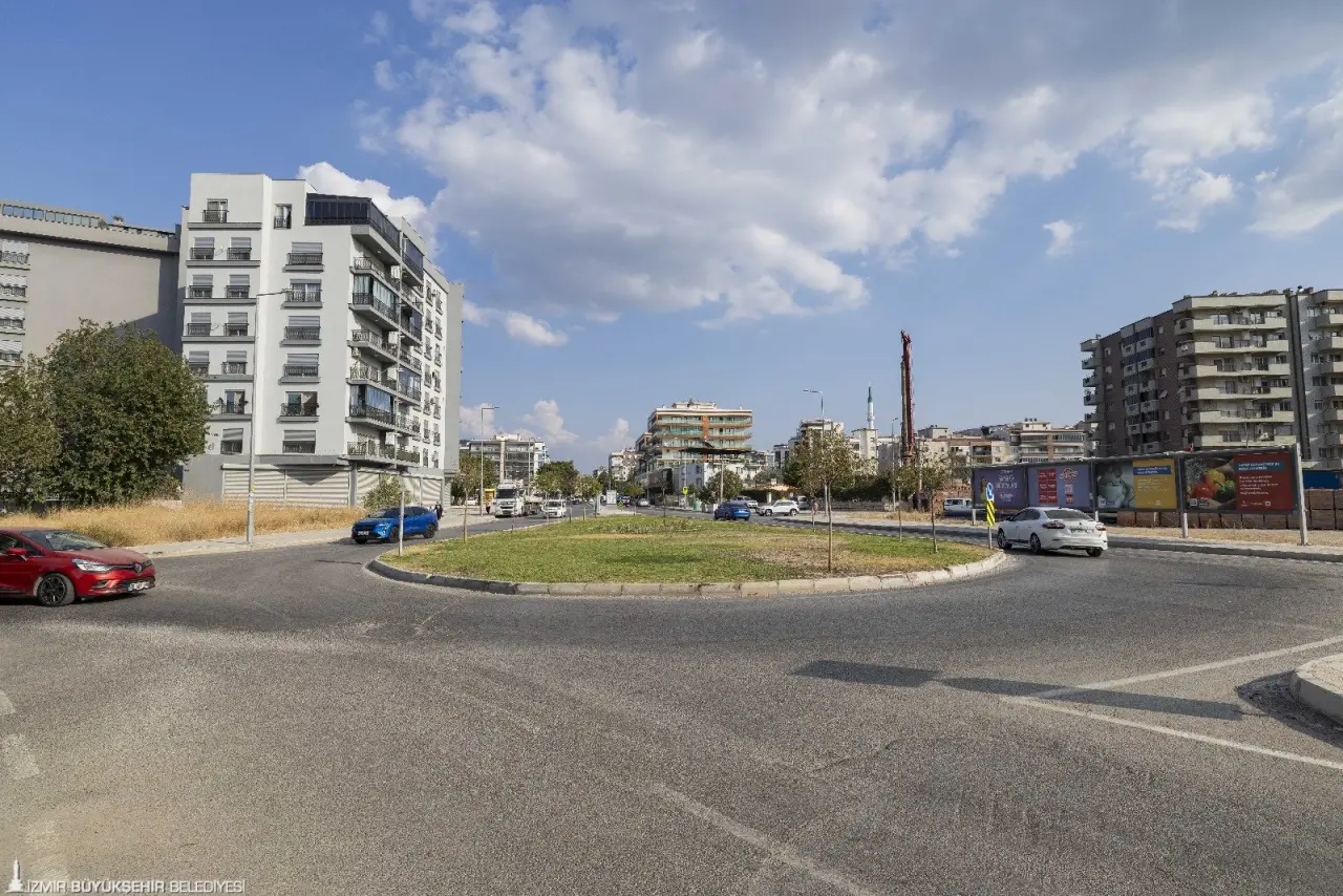 İzmir Büyükşehir Belediyesi Karşıyaka’da Kemal Baysak Bulvarı’nı İZBAN hattı üzerinden Şemikler Mahallesi’ne ve Anadolu Caddesi’ne bağlayacak yeni imar yolu için çalışmalarını sürdürüyor. İzmir’in en uzun sokaklarından 1671 Sokak da  Mavişehir’e bağlanacak. Karşıyaka trafiğini rahatlatacak çalışmaları yerinde inceleyen İzmir Büyükşehir Belediye Başkanı Dr. Cemil Tugay,  “İzmir’in dört bir yanında benzer işlerimiz yürüyor, bu da onlardan bir tanesi. Çok kısa sürede yolu trafiğe açacağız. Karşıyaka trafiğini rahatlatacak  güzel bir iş daha başarılmış olacak” dedi.