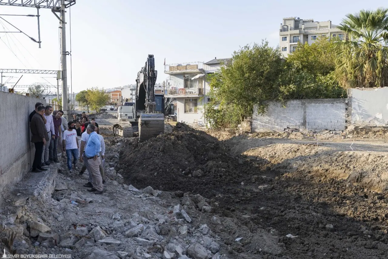 İzmir Büyükşehir Belediyesi Karşıyaka’da Kemal Baysak Bulvarı’nı İZBAN hattı üzerinden Şemikler Mahallesi’ne ve Anadolu Caddesi’ne bağlayacak yeni imar yolu için çalışmalarını sürdürüyor. İzmir’in en uzun sokaklarından 1671 Sokak da  Mavişehir’e bağlanacak. Karşıyaka trafiğini rahatlatacak çalışmaları yerinde inceleyen İzmir Büyükşehir Belediye Başkanı Dr. Cemil Tugay,  “İzmir’in dört bir yanında benzer işlerimiz yürüyor, bu da onlardan bir tanesi. Çok kısa sürede yolu trafiğe açacağız. Karşıyaka trafiğini rahatlatacak  güzel bir iş daha başarılmış olacak” dedi.