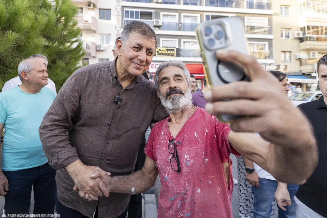 İzmir Büyükşehir Belediyesi Karşıyaka’da Kemal Baysak Bulvarı’nı İZBAN hattı üzerinden Şemikler Mahallesi’ne ve Anadolu Caddesi’ne bağlayacak yeni imar yolu için çalışmalarını sürdürüyor. İzmir’in en uzun sokaklarından 1671 Sokak da  Mavişehir’e bağlanacak. Karşıyaka trafiğini rahatlatacak çalışmaları yerinde inceleyen İzmir Büyükşehir Belediye Başkanı Dr. Cemil Tugay,  “İzmir’in dört bir yanında benzer işlerimiz yürüyor, bu da onlardan bir tanesi. Çok kısa sürede yolu trafiğe açacağız. Karşıyaka trafiğini rahatlatacak  güzel bir iş daha başarılmış olacak” dedi.