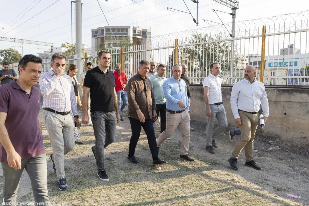 İzmir Büyükşehir Belediyesi Karşıyaka’da Kemal Baysak Bulvarı’nı İZBAN hattı üzerinden Şemikler Mahallesi’ne ve Anadolu Caddesi’ne bağlayacak yeni imar yolu için çalışmalarını sürdürüyor. İzmir’in en uzun sokaklarından 1671 Sokak da  Mavişehir’e bağlanacak. Karşıyaka trafiğini rahatlatacak çalışmaları yerinde inceleyen İzmir Büyükşehir Belediye Başkanı Dr. Cemil Tugay,  “İzmir’in dört bir yanında benzer işlerimiz yürüyor, bu da onlardan bir tanesi. Çok kısa sürede yolu trafiğe açacağız. Karşıyaka trafiğini rahatlatacak  güzel bir iş daha başarılmış olacak” dedi.