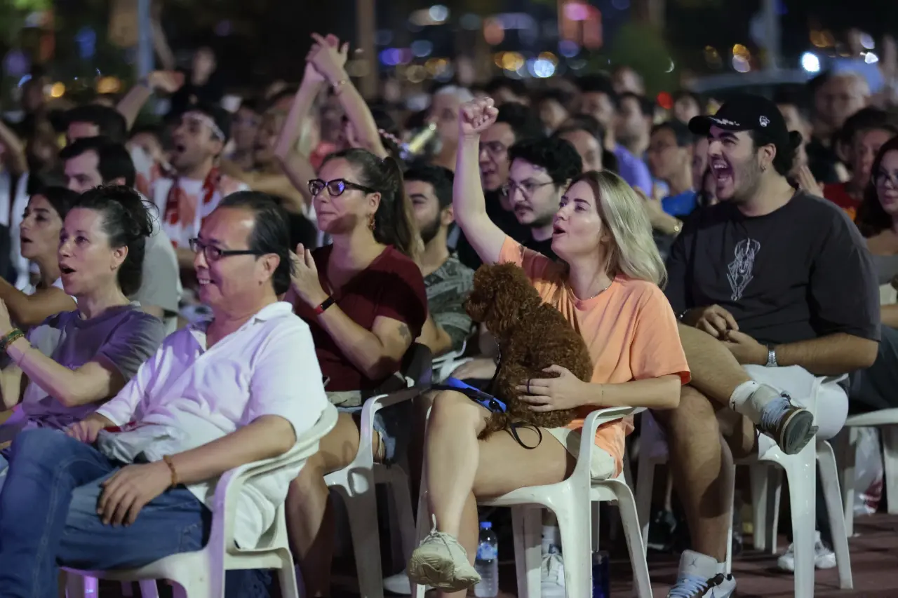 Avrupa Basketbol Şampiyonası’nda tarihi bir başarı gösteren A Milli Basketbol Takımı’nın, Almanya ile oynayacağı final maçı Konak’ta dev ekranlardan izlenebilecek. Konak Belediyesi’nin Güzelyalı Denizatı Parkı’na ve İzmir Büyükşehir Belediyesi’nin Alsancak Gündoğdu Meydanı’na kuracağı dev ekranlarla 12 Dev Adam’ın final mücadelesi heyecanı hep birlikte yaşanacak.