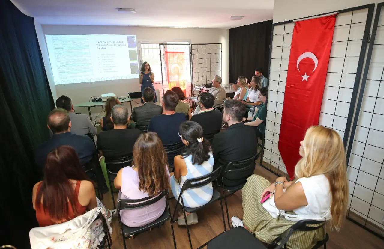 Karşıyaka Belediyesi, ilçenin kültürel mirasını geleceğe taşımak için başlattığı “Karşıyaka Kültür ve Turizm Rotası” projesi kapsamında kurum içi personel atölyesi düzenledi. Atölyeye katılan Belediye Başkanı Yıldız Ünsal, “Karşıyaka’nın kültürel mirasını koruyup geleceğe taşıyacak tanıtım stratejimizi, halkımızın fikirleri ve belediyemizin kurumsal tecrübesiyle birlikte şekillendiriyoruz” dedi.