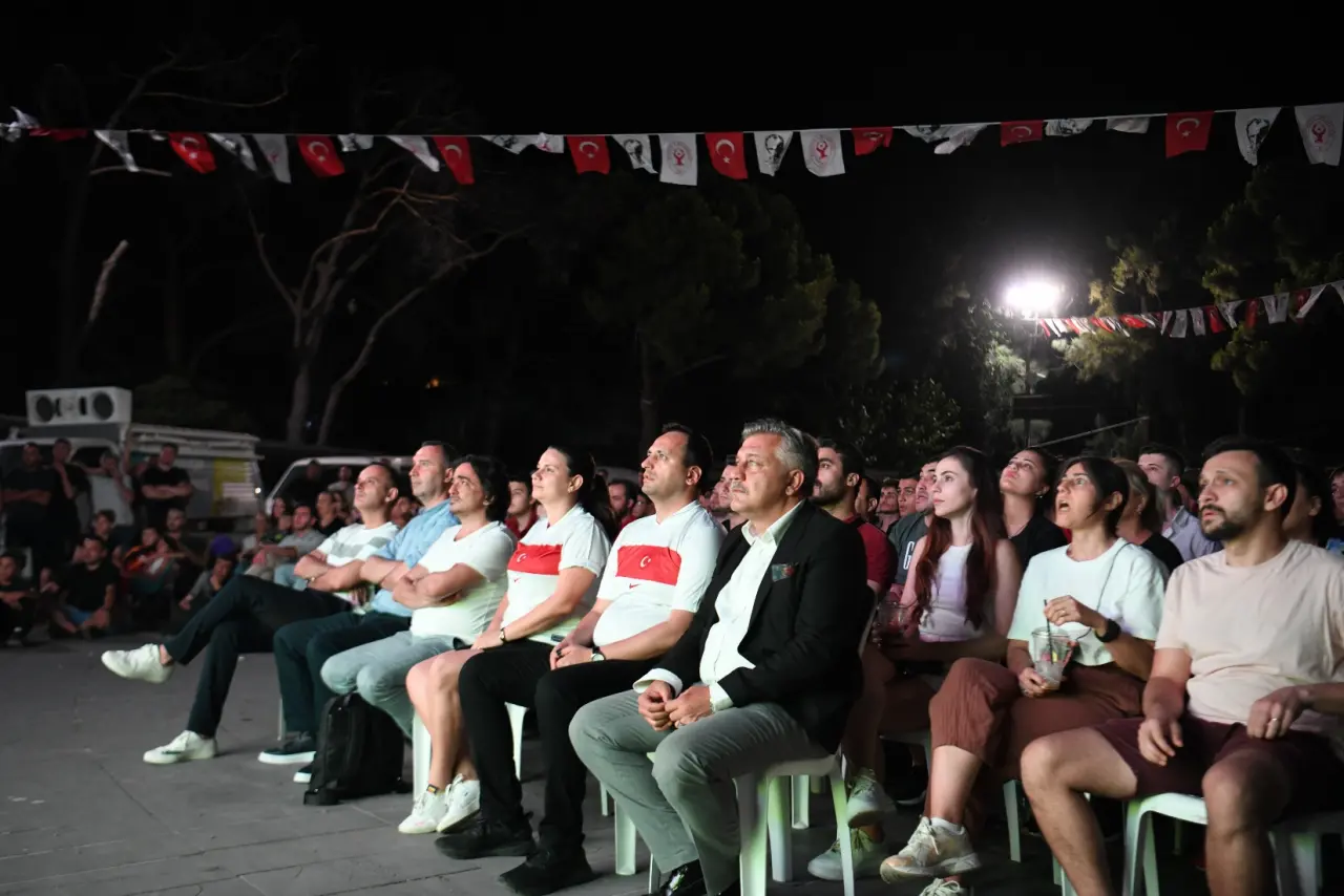 EuroBasket’te tarihi bir başarıya imza atan A Milli Erkek Basketbol Takımımız, finalde Almanya ile karşı karşıya gelecek. Bornova Belediyesi, bu büyük heyecanı binlerce sporseverle birlikte yaşamak için dev ekran kuruyor.
