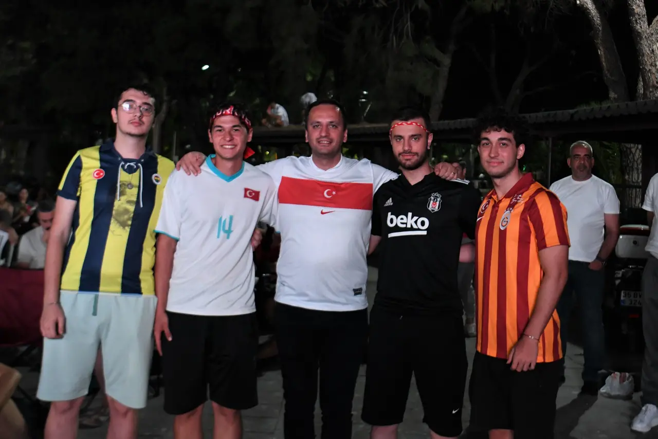 EuroBasket’te tarihi bir başarıya imza atan A Milli Erkek Basketbol Takımımız, finalde Almanya ile karşı karşıya gelecek. Bornova Belediyesi, bu büyük heyecanı binlerce sporseverle birlikte yaşamak için dev ekran kuruyor.