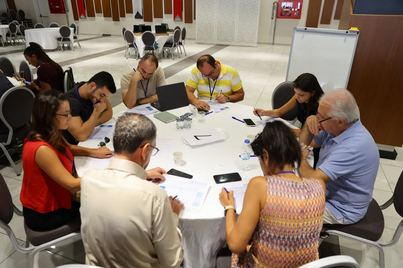 "Karabağlar Belediyesi ile İzmir Kalkınma Ajansı (İZKA) işbirliğinde yürütülen ‘Bütünleşik Risk Temelli Kentsel Dönüşüm Alanlarının Belirlenmesi ve Özgün Dönüşüm Stratejilerinin Geliştirilmesi’ projesi kapsamında Karabağlar ’da önemli bir çalıştay düzenlendi.