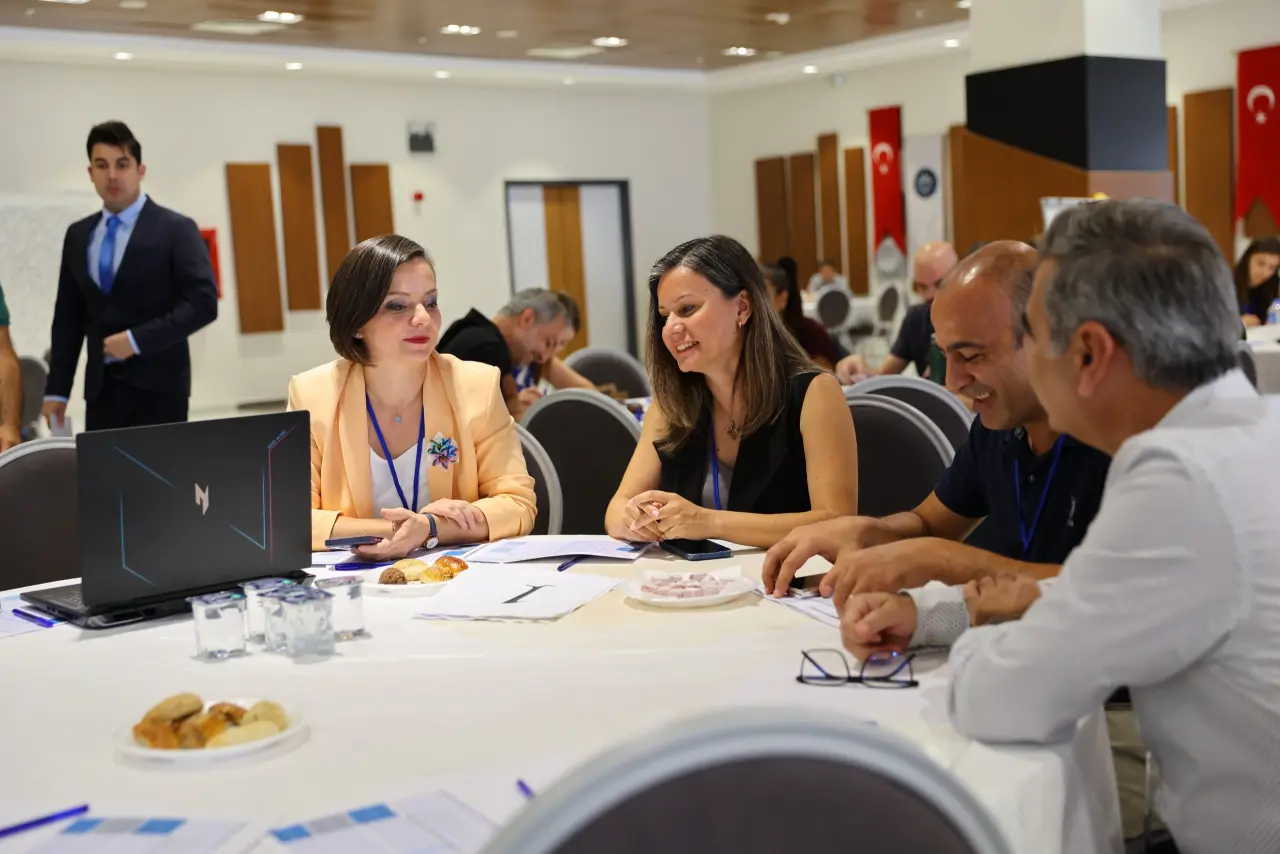 "Karabağlar Belediyesi ile İzmir Kalkınma Ajansı (İZKA) işbirliğinde yürütülen ‘Bütünleşik Risk Temelli Kentsel Dönüşüm Alanlarının Belirlenmesi ve Özgün Dönüşüm Stratejilerinin Geliştirilmesi’ projesi kapsamında Karabağlar ’da önemli bir çalıştay düzenlendi.